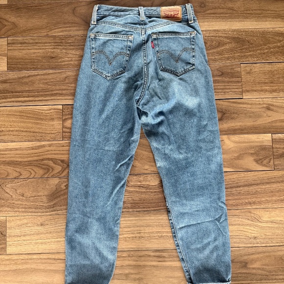 Levi’s High Waisted Mom Jeans | Size 25 x 27 | Medium Wash - Picture 3 of 8